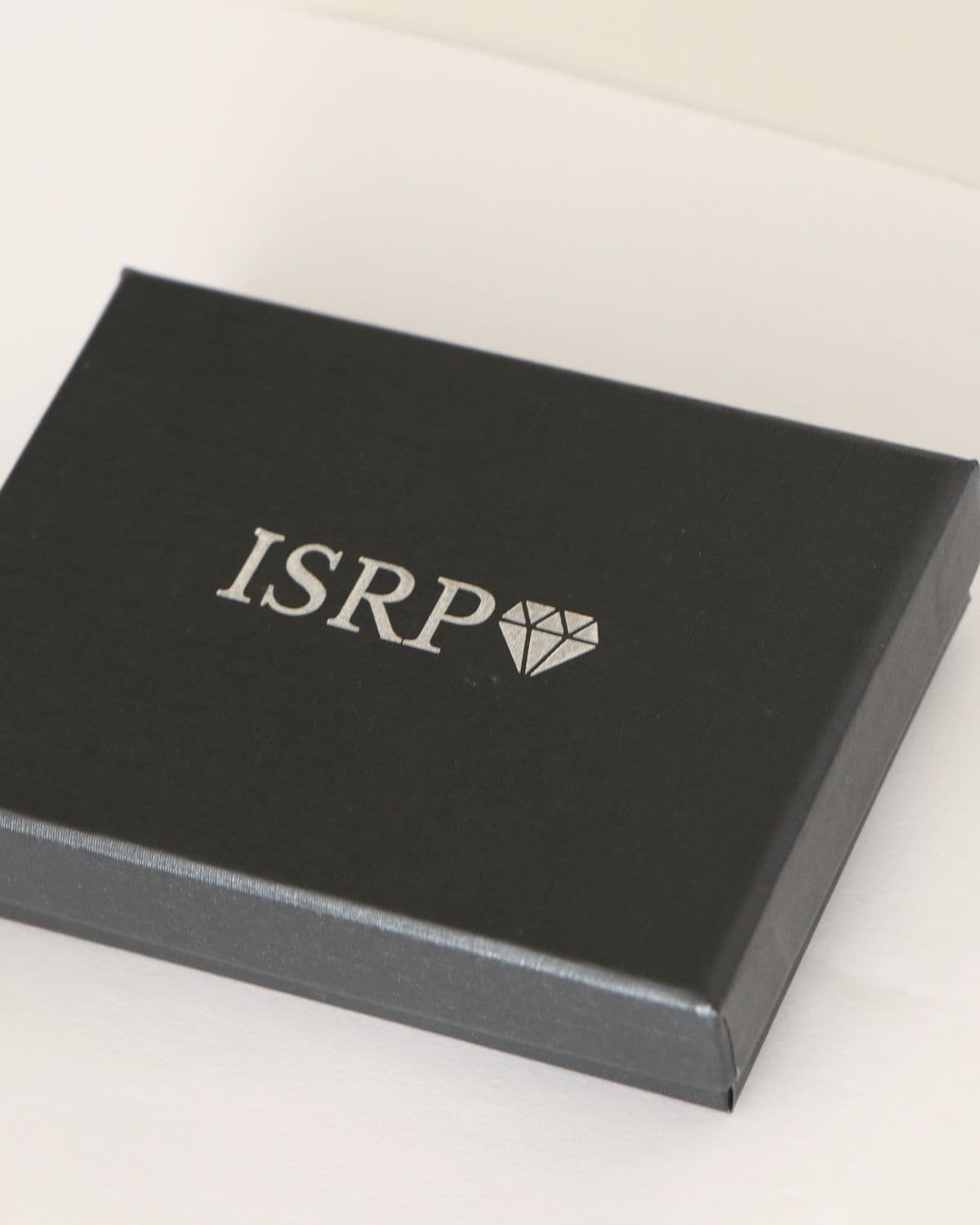קופסת המתנה השחורה של ISRP עם הלוגו